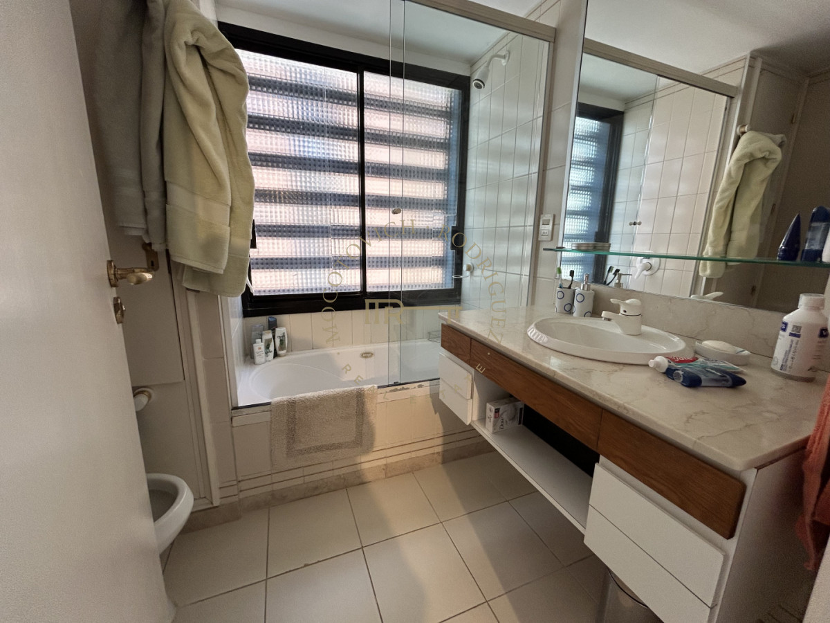 Apartamento ID.4234 - Apartamento en venta de 3 dormitorios mas dep. frente al puerto de Punta del Este.