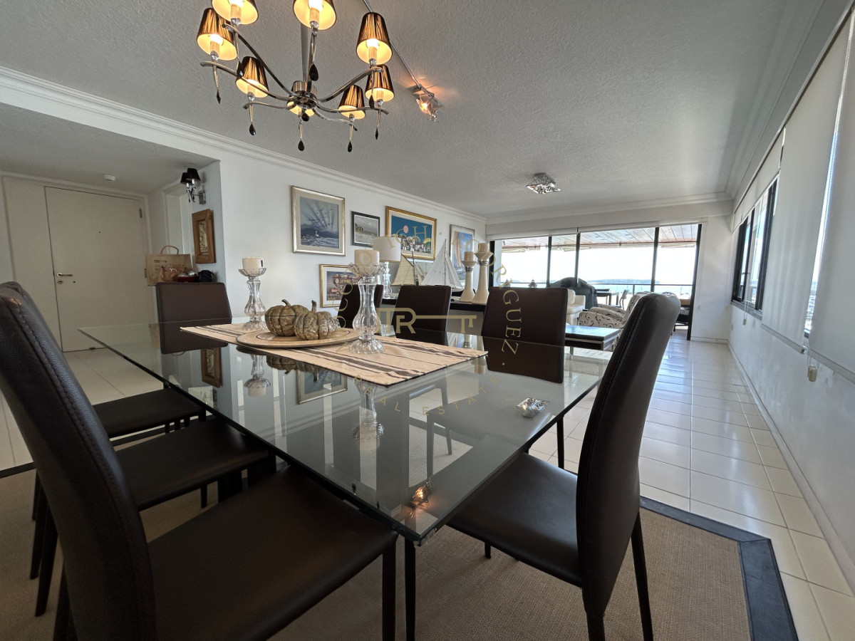 Apartamento ID.4234 - Apartamento en venta de 3 dormitorios mas dep. frente al puerto de Punta del Este.