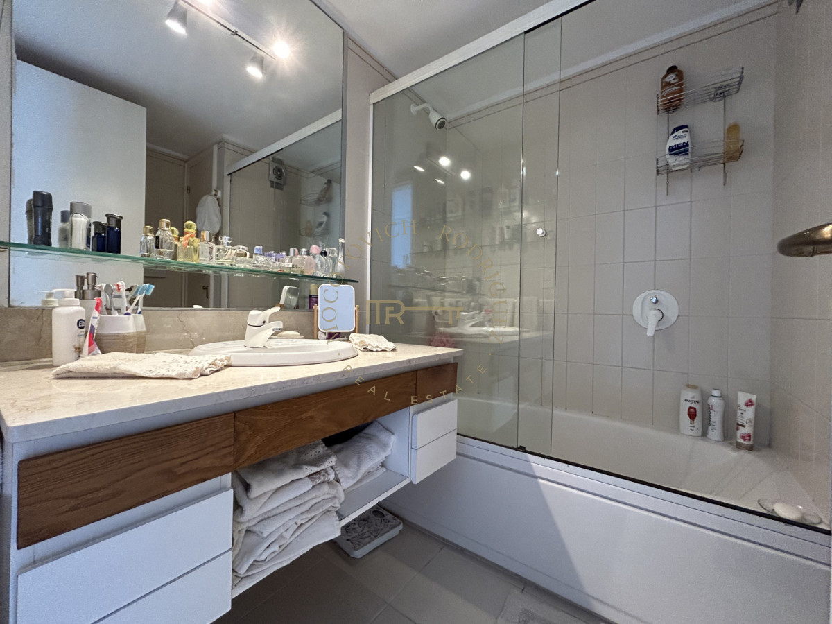 Apartamento ID.4234 - Apartamento en venta de 3 dormitorios mas dep. frente al puerto de Punta del Este.