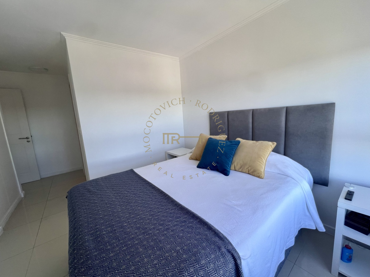 Apartamento ID.2424 - Apartamento de 2 dormitorios con servicio de playa. Place Lafayette Playa mansa Punta del Este. Temporada 2026