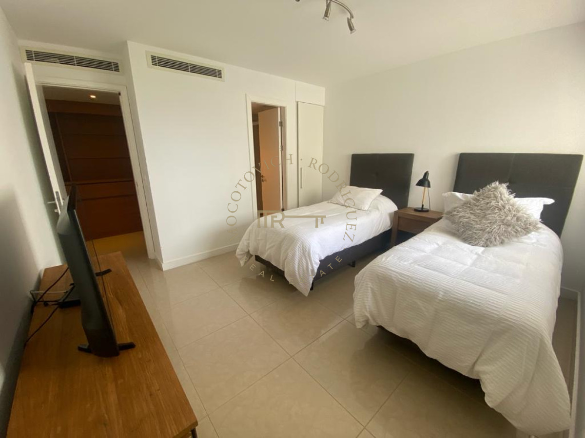 Apartamento ID.33 - Aquarela. Alquiler temporal. 2 dormitorios y dependencia de servicio.  Punta del Este.