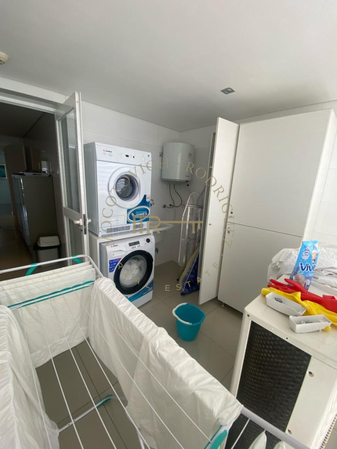 Apartamento ID.33 - Aquarela. Alquiler temporal. 2 dormitorios y dependencia de servicio.  Punta del Este.