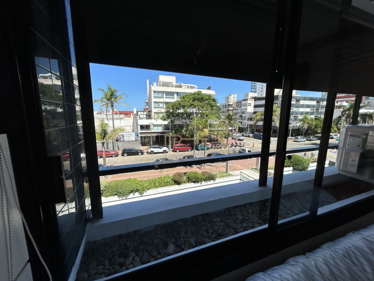 Apartamento ID.4234 - Apartamento en venta de 3 dormitorios mas dep. frente al puerto de Punta del Este.