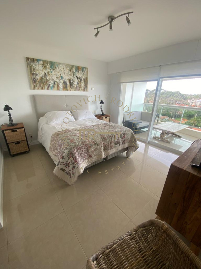 Apartamento ID.33 - Aquarela. Alquiler temporal. 2 dormitorios y dependencia de servicio.  Punta del Este.