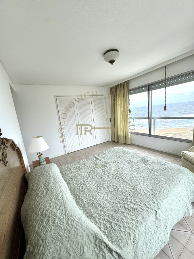 Apartamento ID.3229 - Apartamento de 4 dormitorios en alquiler con piscina, servicio de playa y mucama a diario. Punta del Este. 