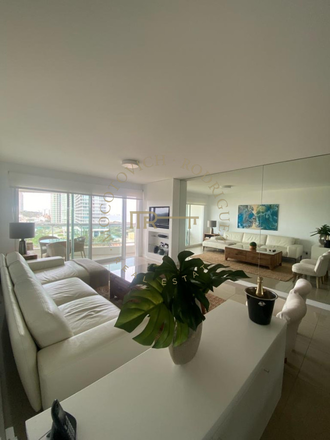Apartamento ID.33 - Aquarela. Alquiler temporal. 2 dormitorios y dependencia de servicio.  Punta del Este.