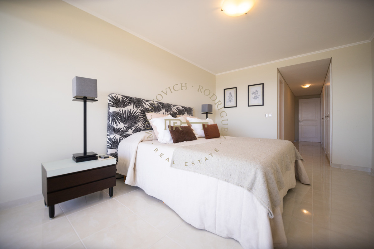 Apartamento ID.3937 - Le Jardin apartamento en venta de 4 suites más servicio. Piso alto vista . Punta del Este
