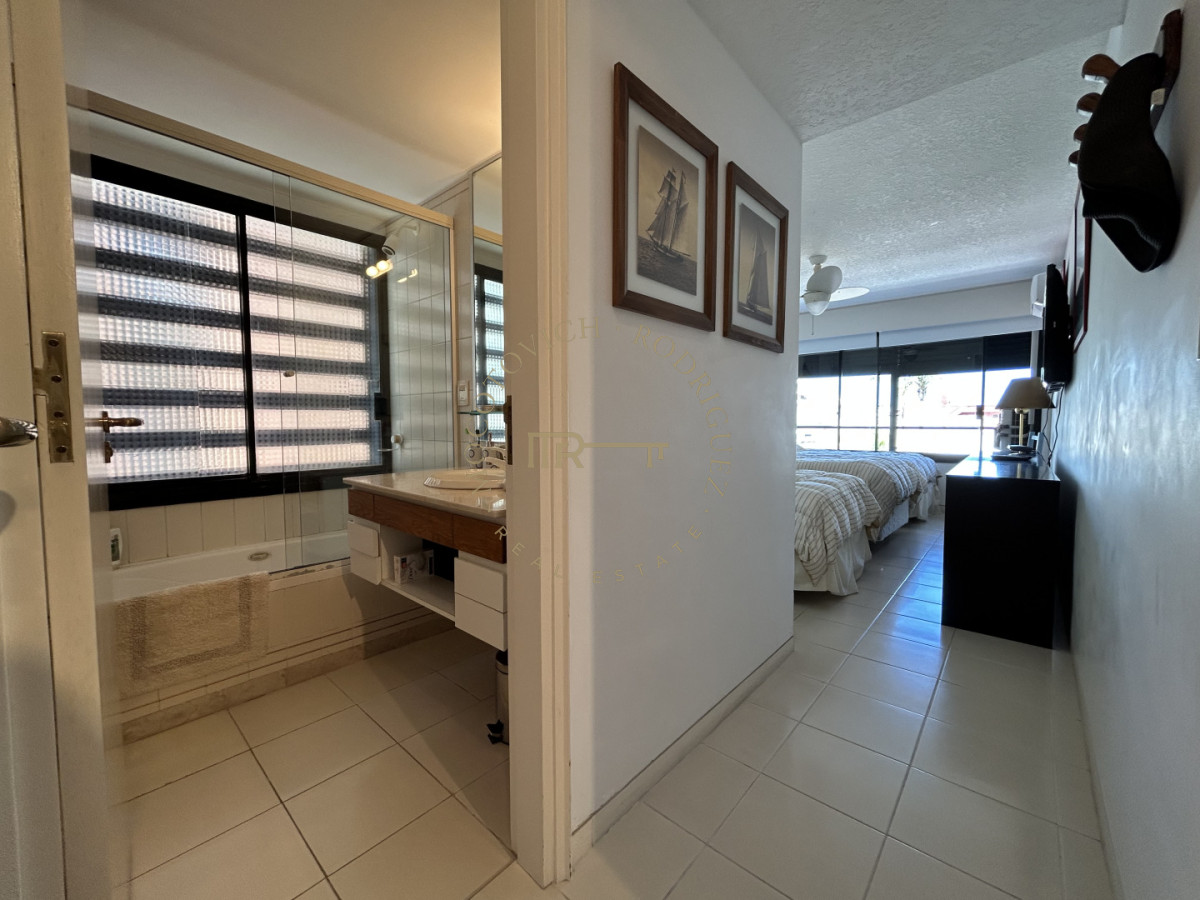 Apartamento ID.4234 - Apartamento en venta de 3 dormitorios mas dep. frente al puerto de Punta del Este.