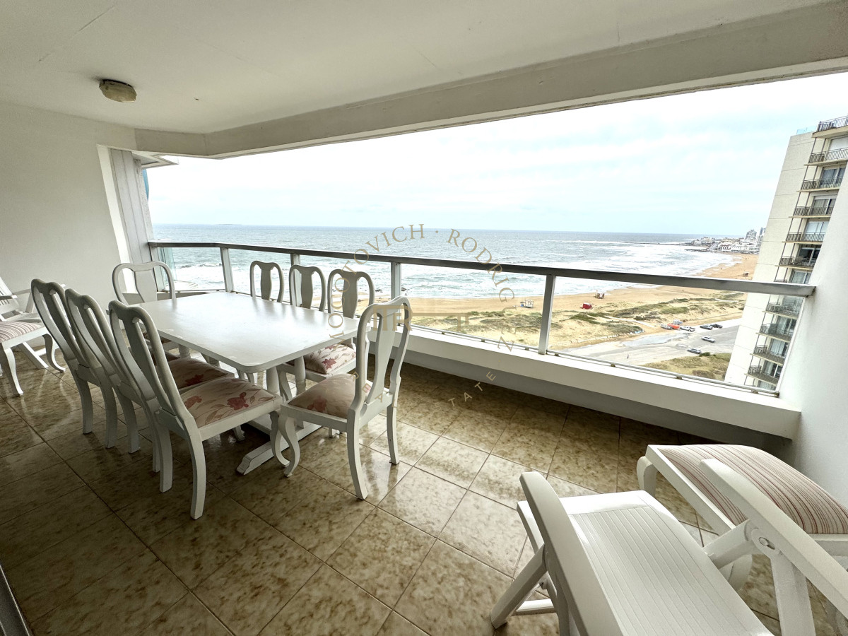 Apartamento ID.3229 - Apartamento de 4 dormitorios en alquiler con piscina, servicio de playa y mucama a diario. Punta del Este. 