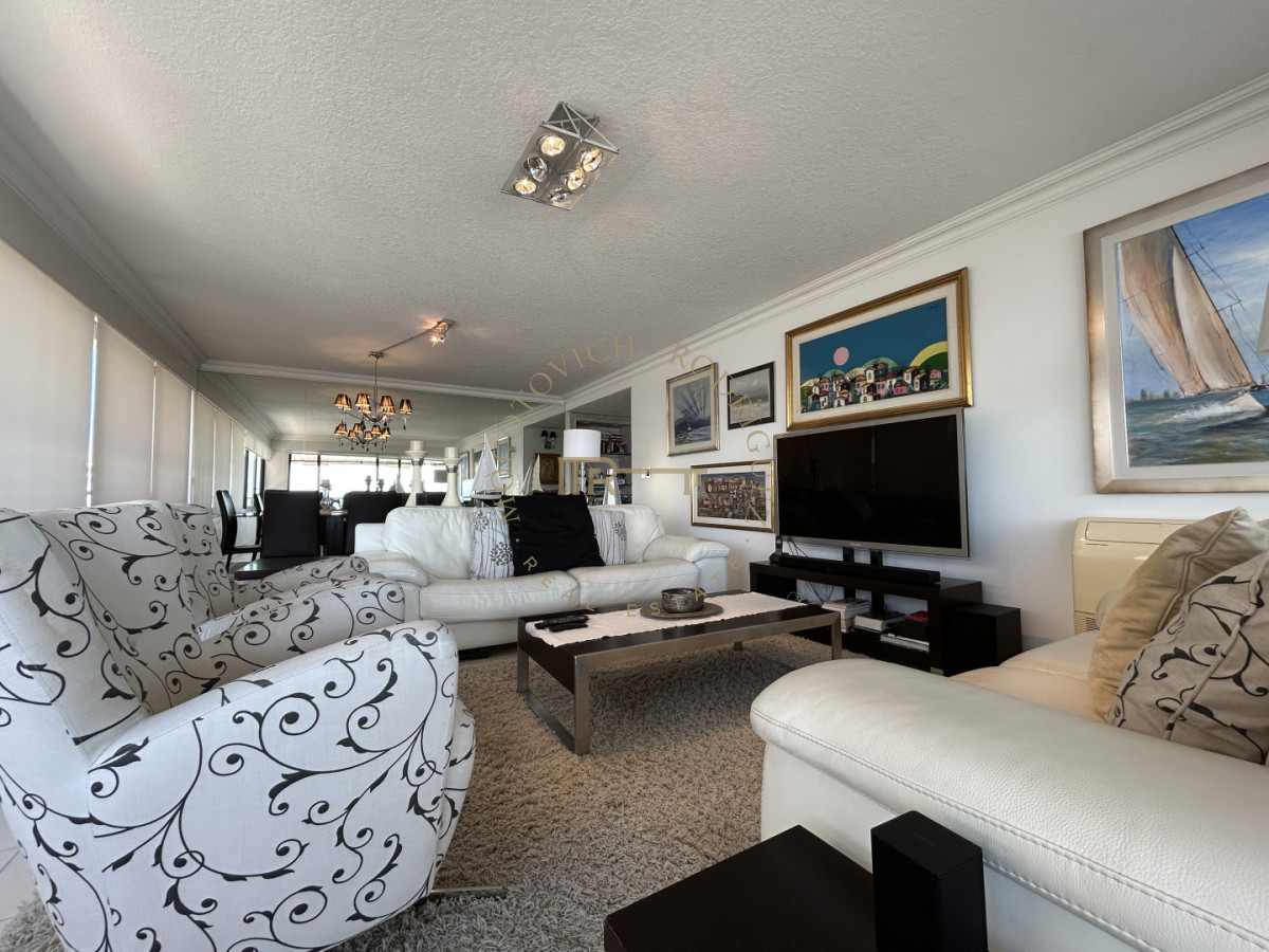 Apartamento ID.4234 - Apartamento en venta de 3 dormitorios mas dep. frente al puerto de Punta del Este.