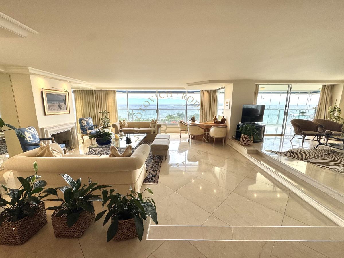 Apartamento ID.4059 - Alquiler tres dormitorios y dep de servicio. Frente al mar con vista.