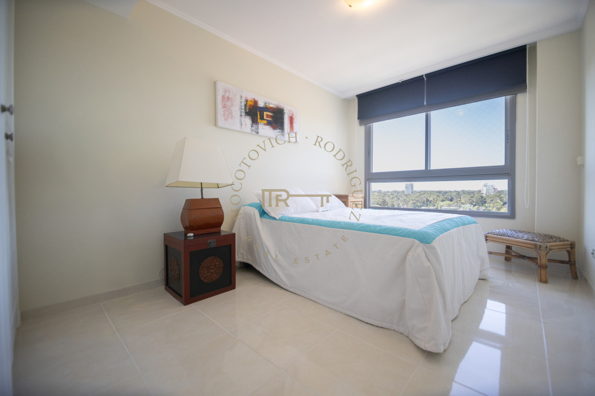 Apartamento ID.3937 - Le Jardin apartamento en venta de 4 suites más servicio. Piso alto vista . Punta del Este