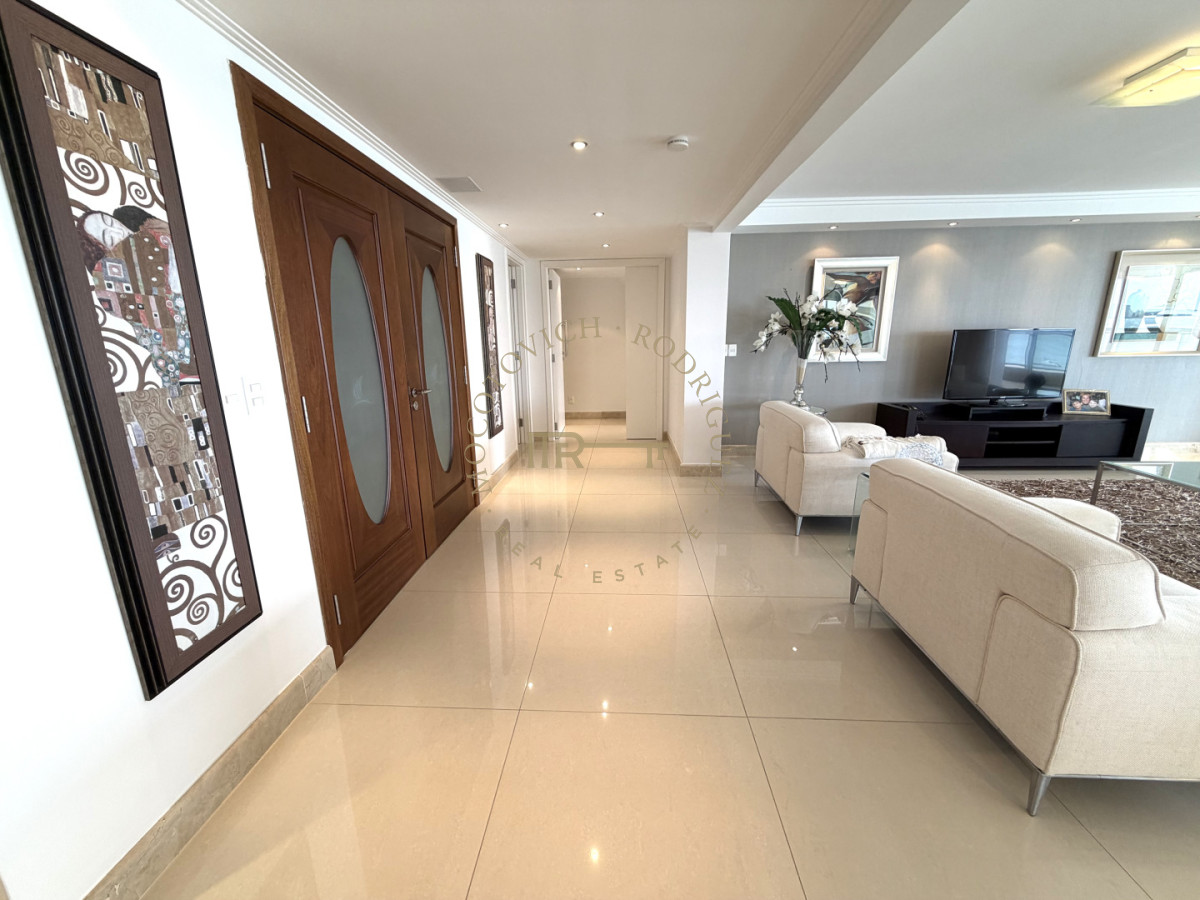 Apartamento ID.4243 - Apartamento de 4 dormitorios más dep. de servicio con vista al puerto de Punta del Este 