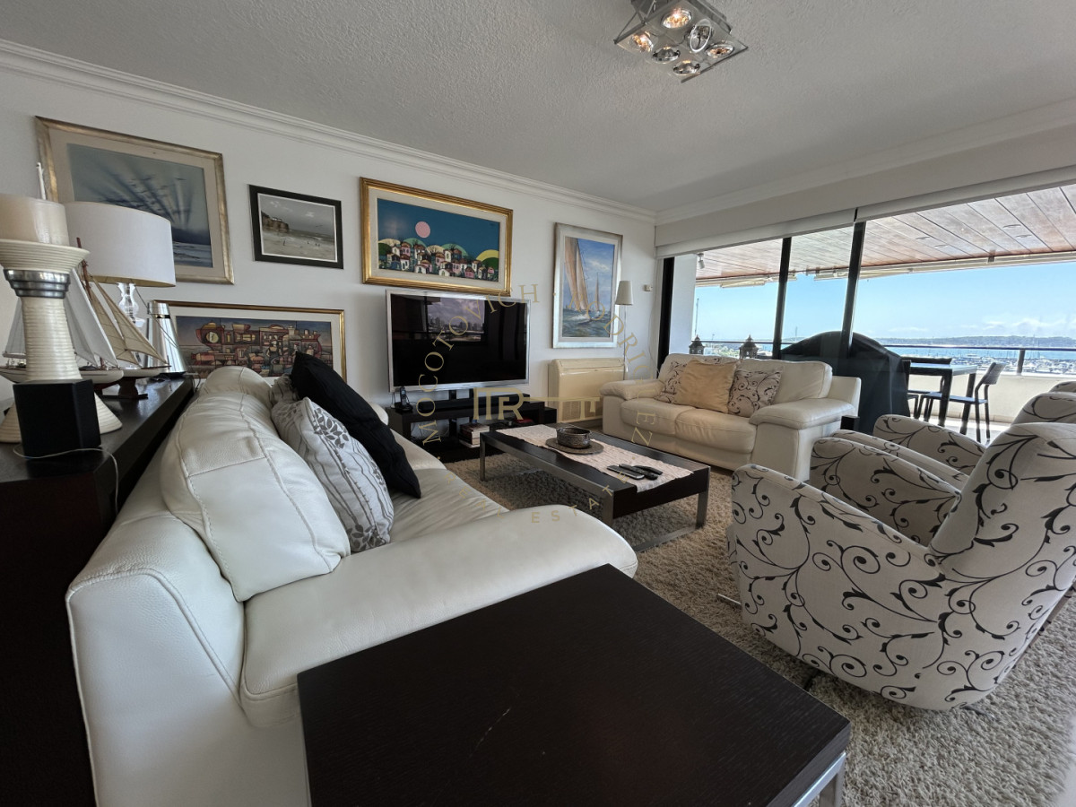 Apartamento ID.4234 - Apartamento en venta de 3 dormitorios mas dep. frente al puerto de Punta del Este.