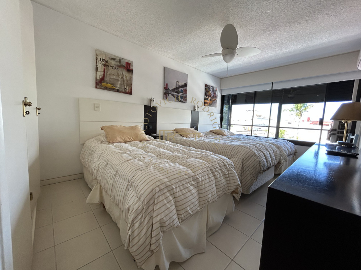 Apartamento ID.4234 - Apartamento en venta de 3 dormitorios mas dep. frente al puerto de Punta del Este.
