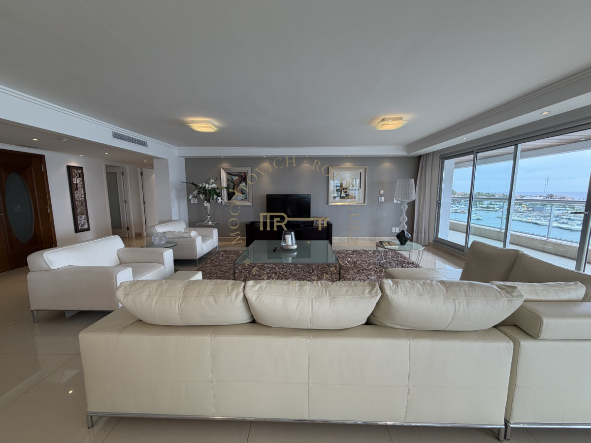 Apartamento ID.4243 - Apartamento de 4 dormitorios más dep. de servicio con vista al puerto de Punta del Este 