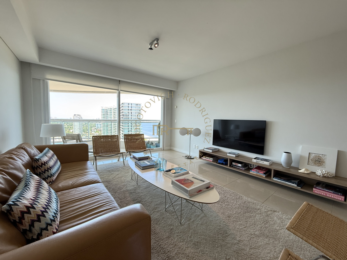 Apartamento ID.4118 - Alquiler enero 2026. Torre Aquarela dos dormitorios dos baños y dependencia de servicio.