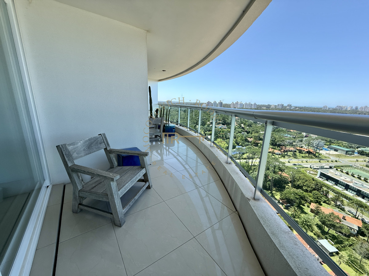 Apartamento ID.4118 - Alquiler enero 2026. Torre Aquarela dos dormitorios dos baños y dependencia de servicio.