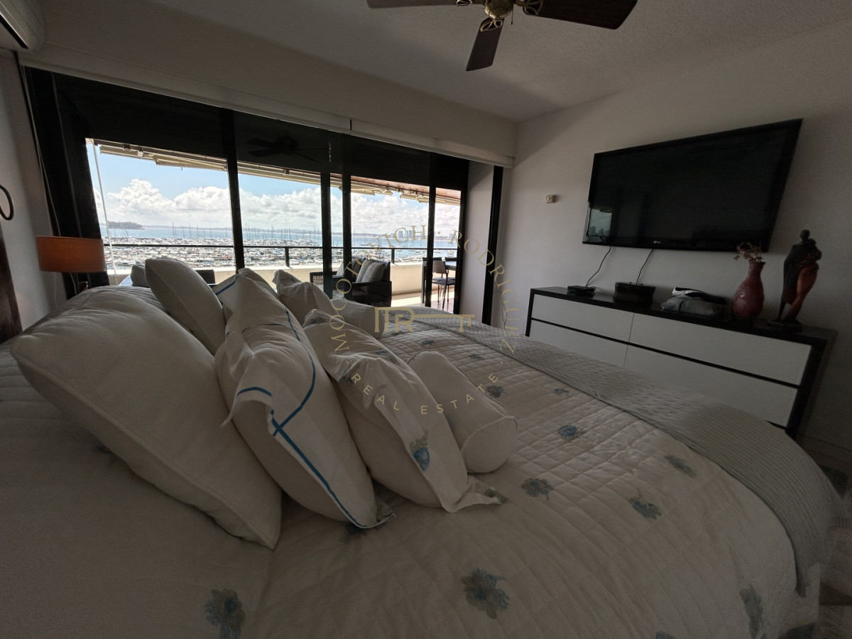 Apartamento ID.4234 - Apartamento en venta de 3 dormitorios mas dep. frente al puerto de Punta del Este.