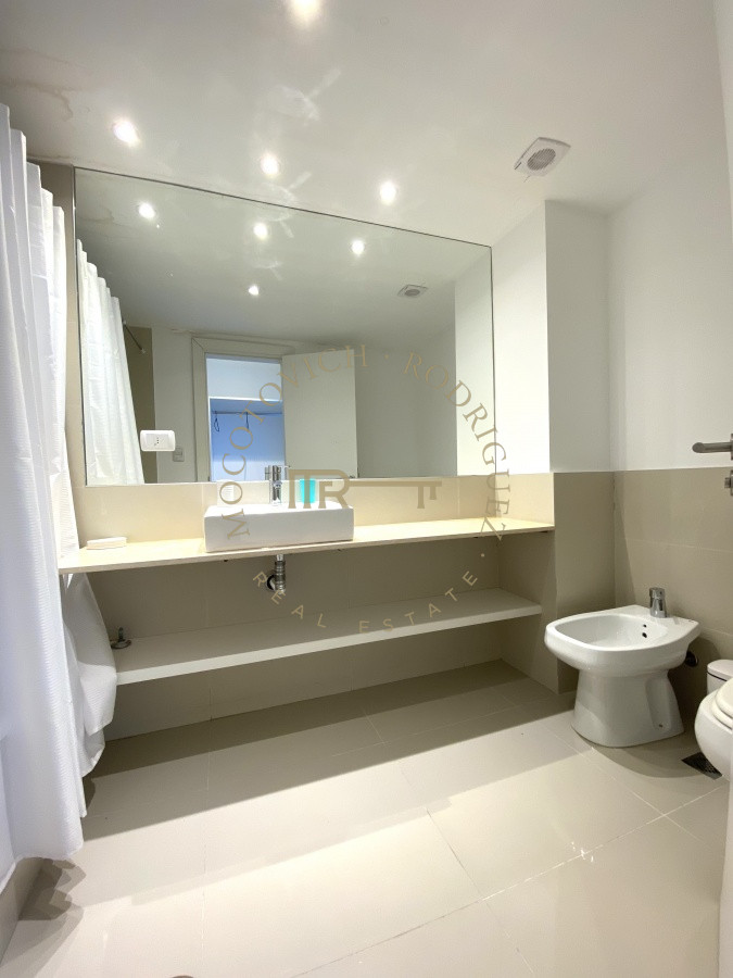 Apartamento ID.874 - Playa Mansa apartamento en venta 3 dormitorios y servicio.