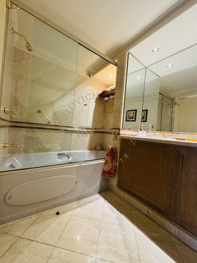 Apartamento ID.4059 - Alquiler tres dormitorios y dep de servicio. Frente al mar con vista.