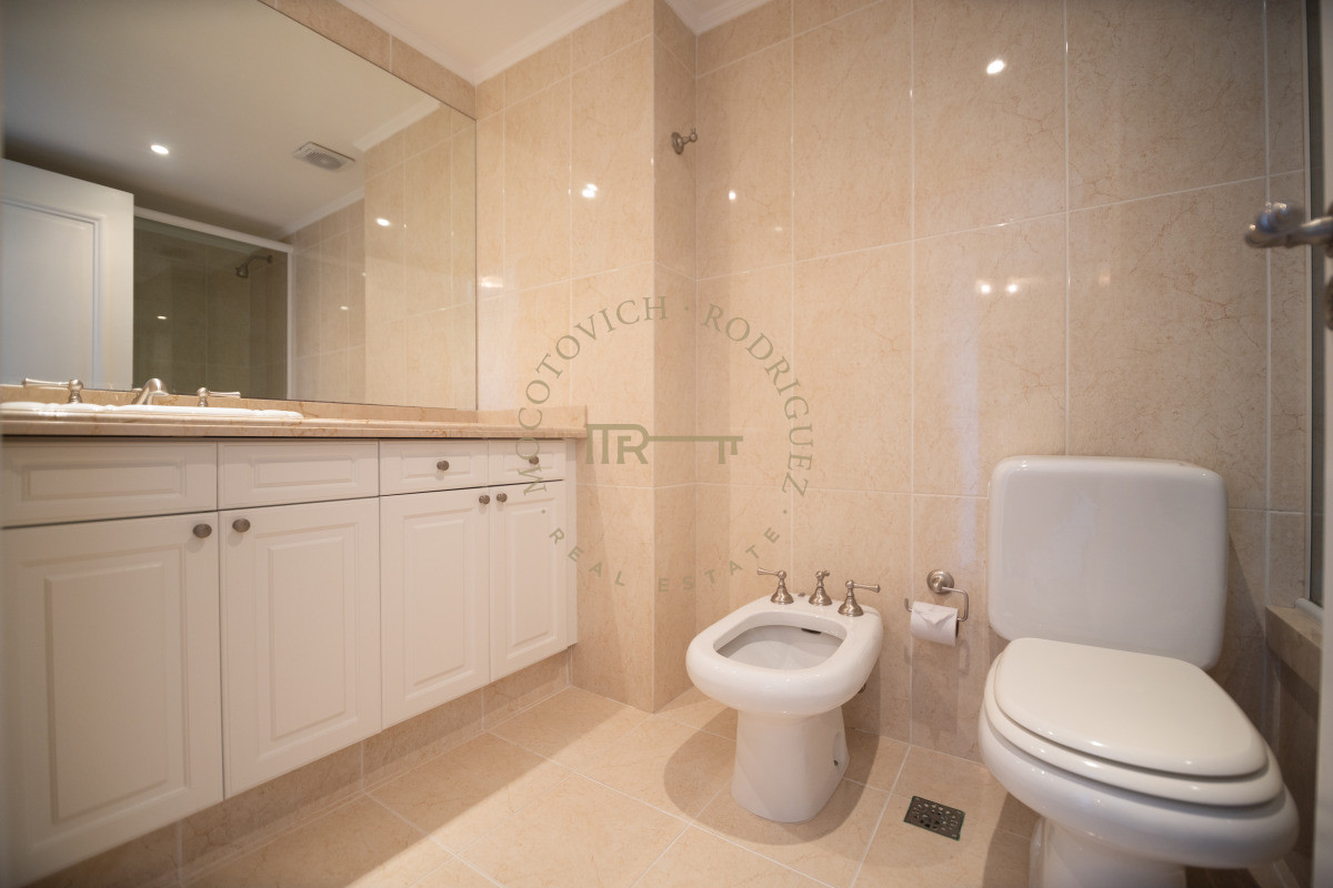 Apartamento ID.3937 - Le Jardin apartamento en venta de 4 suites más servicio. Piso alto vista . Punta del Este