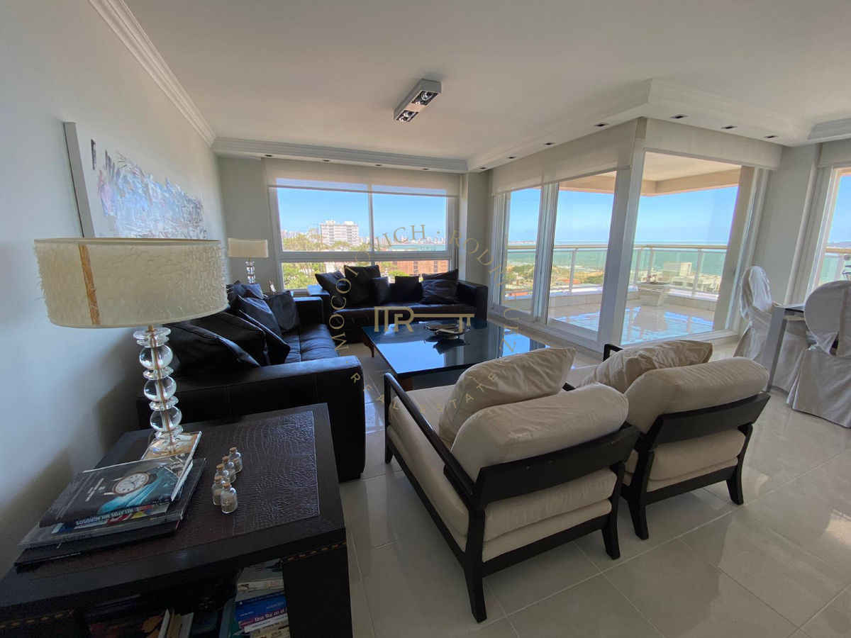 Apartamento ID.513 - Le Jardin apartamento en venta tres dormitorios y dependencia.