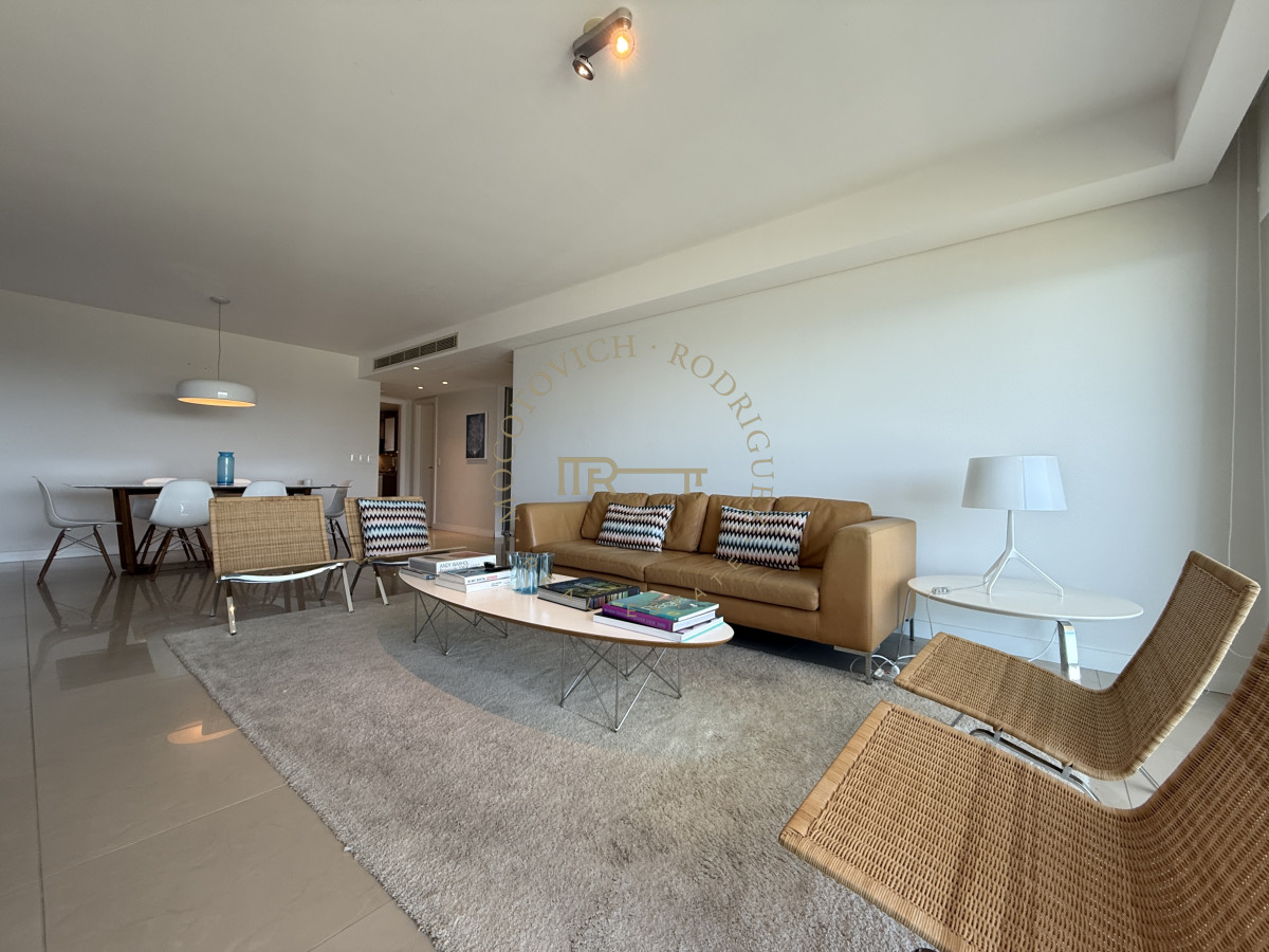 Apartamento ID.4118 - Alquiler enero 2026. Torre Aquarela dos dormitorios dos baños y dependencia de servicio.