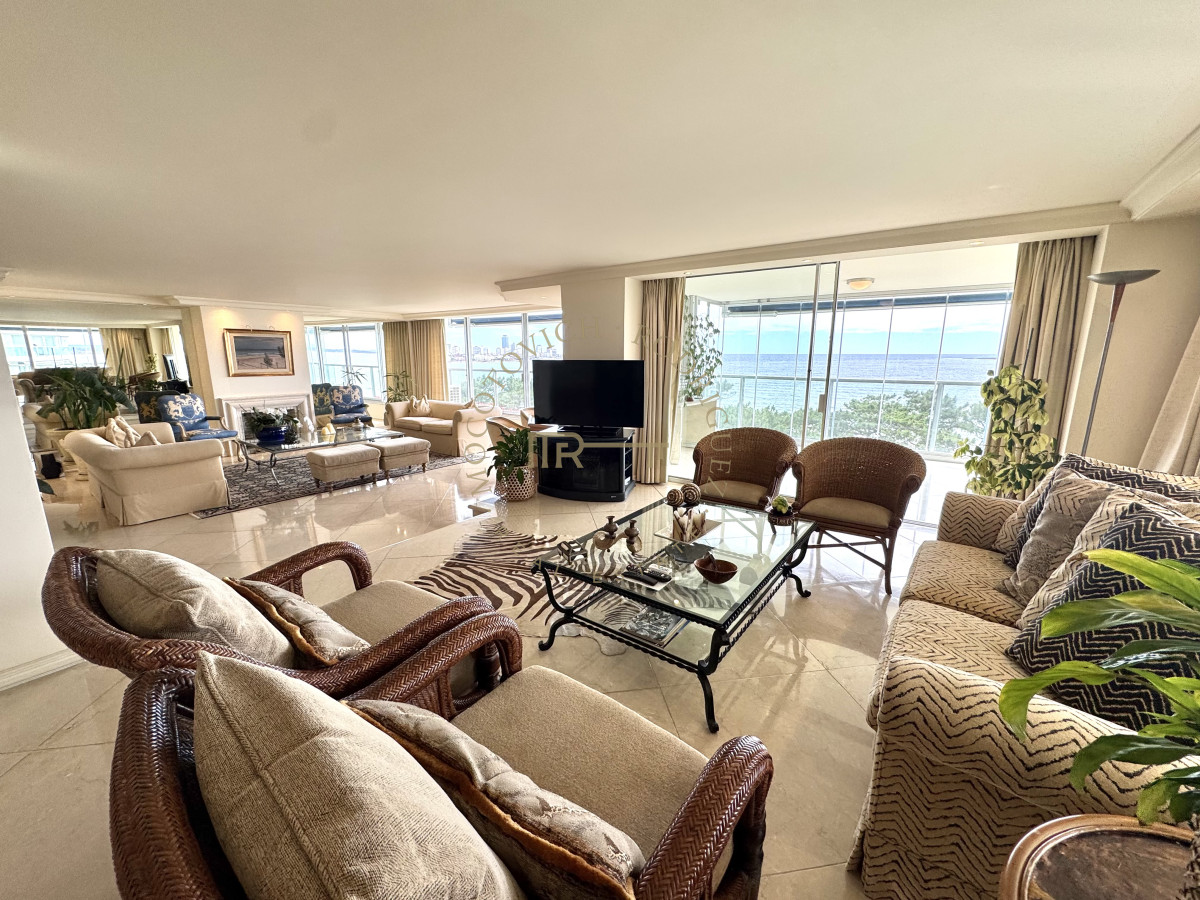 Apartamento ID.4059 - Alquiler tres dormitorios y dep de servicio. Frente al mar con vista.