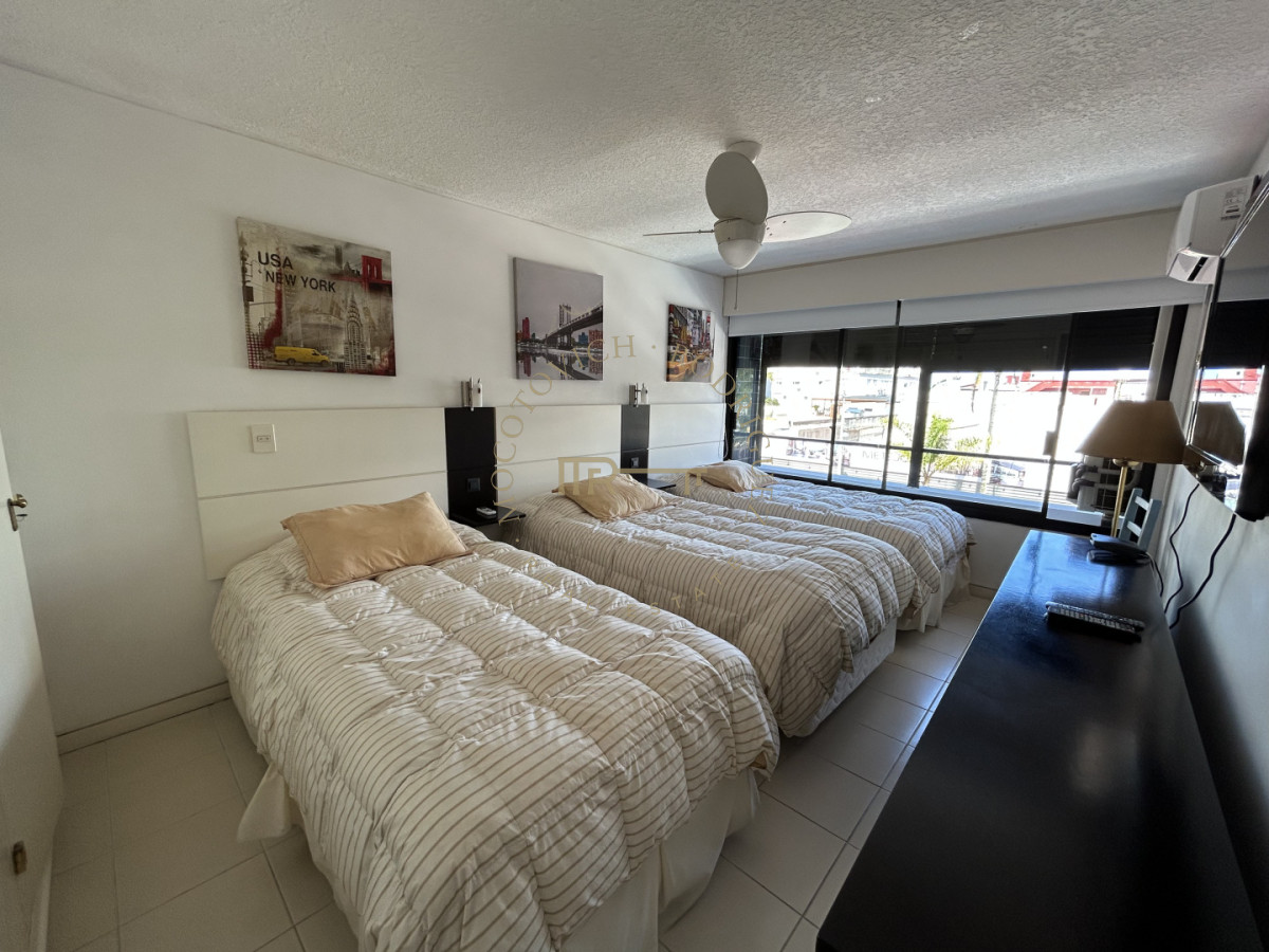 Apartamento ID.4234 - Apartamento en venta de 3 dormitorios mas dep. frente al puerto de Punta del Este.