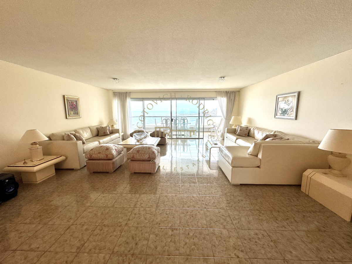 Apartamento ID.3229 - Apartamento de 4 dormitorios en alquiler con piscina, servicio de playa y mucama a diario. Punta del Este. 