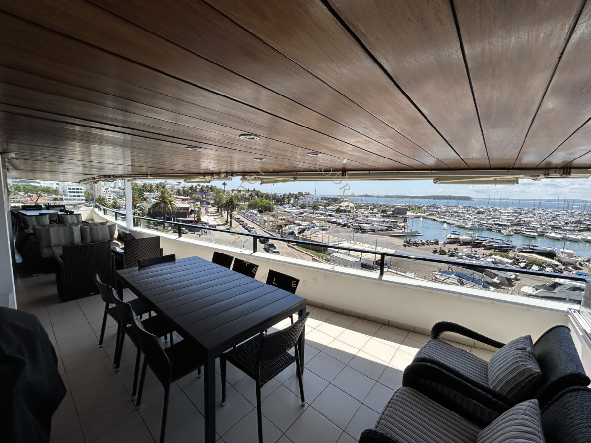 Apartamento ID.4234 - Apartamento en venta de 3 dormitorios mas dep. frente al puerto de Punta del Este.