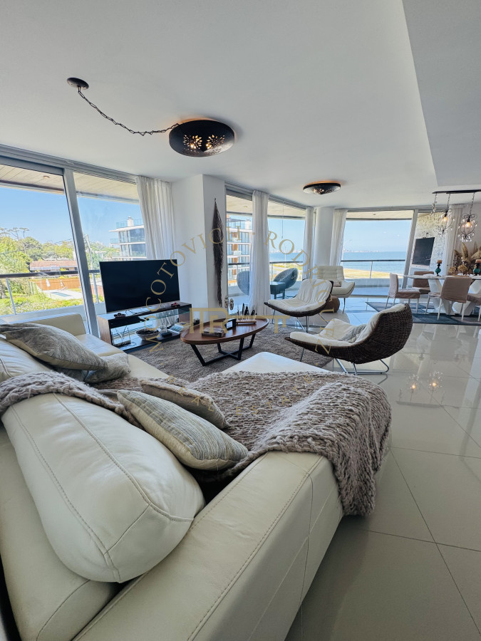 Apartamento ID.235 - Apartamento en venta  2 dormitorios con vista al mar y parrilla propia - Playa Mansa Punta del Este