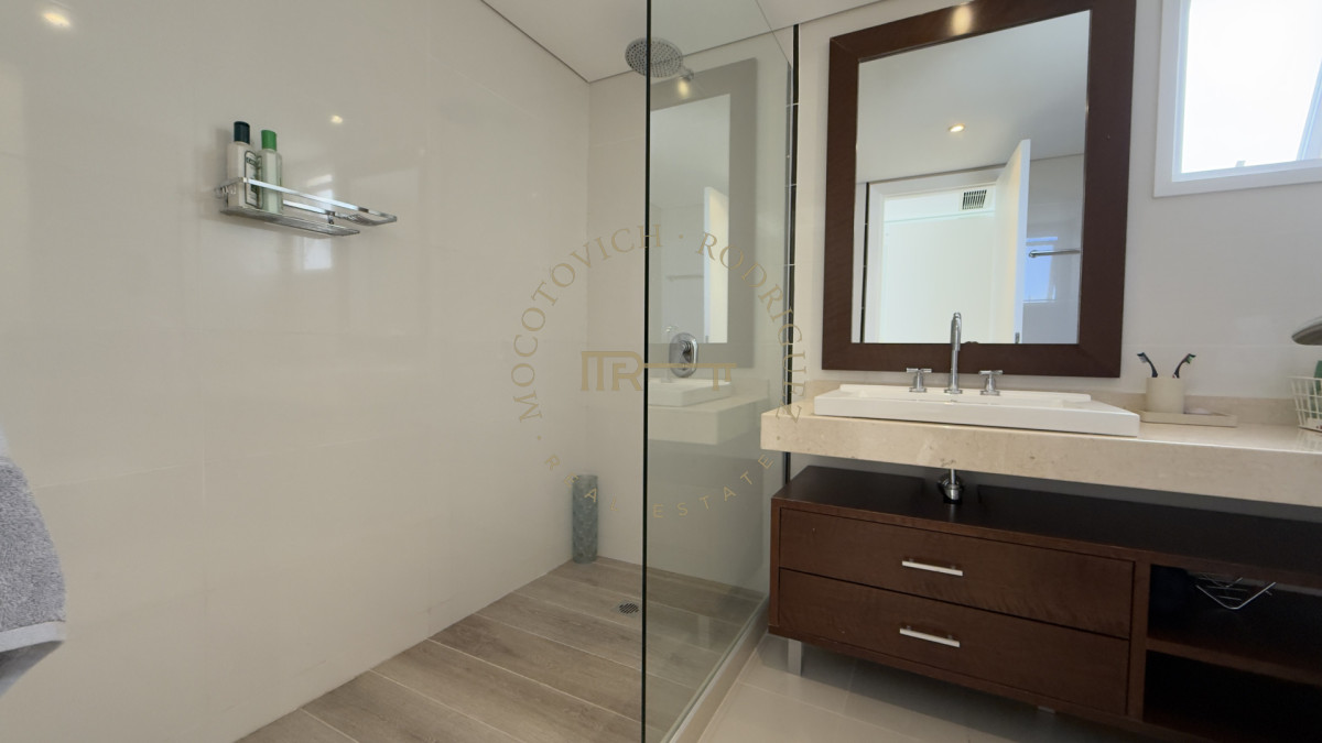 Apartamento ID.2403 - Aquarela 3 dormitorios y dep. de servicio en alquiler temporal 2026 Punta del Este.-