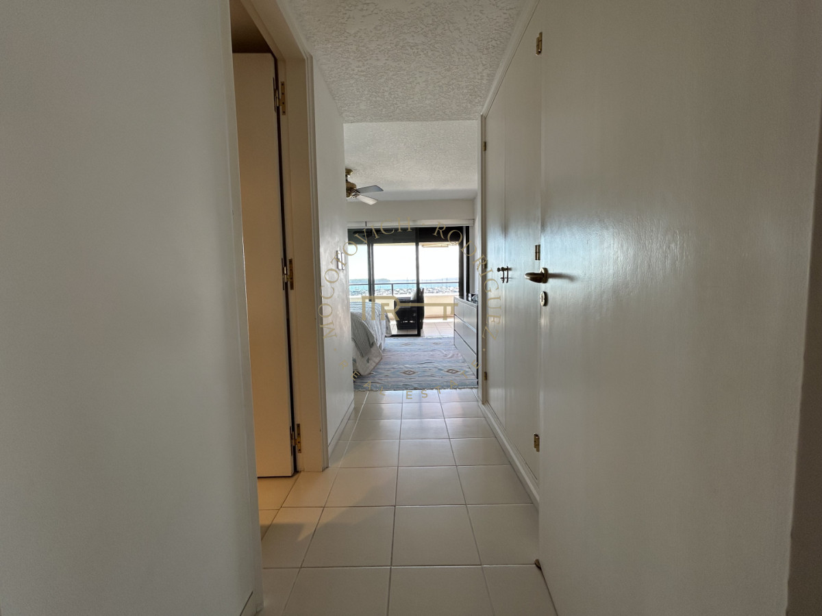 Apartamento ID.4234 - Apartamento en venta de 3 dormitorios mas dep. frente al puerto de Punta del Este.