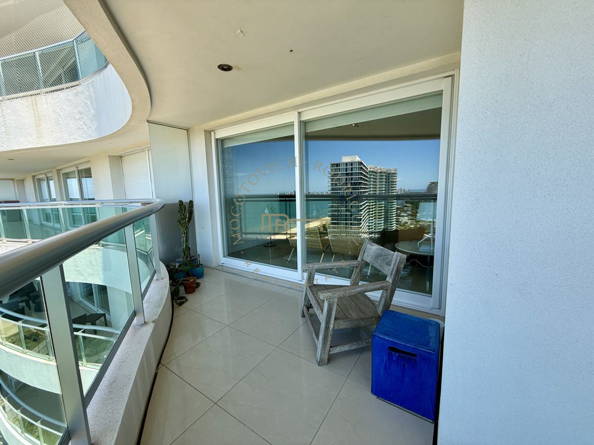 Apartamento ID.4118 - Alquiler enero 2026. Torre Aquarela dos dormitorios dos baños y dependencia de servicio.