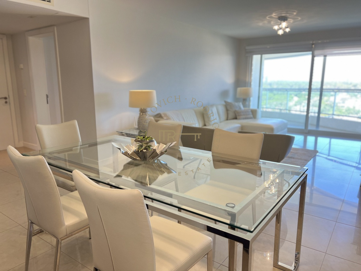 Apartamento ID.29 - Aquarela. Alquiler anual 2 dormitorios en suite más dependencia de servicio. Playa Mansa