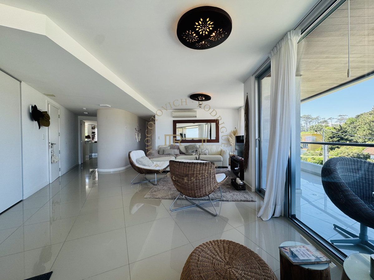 Apartamento ID.235 - Apartamento en venta  2 dormitorios con vista al mar y parrilla propia - Playa Mansa Punta del Este