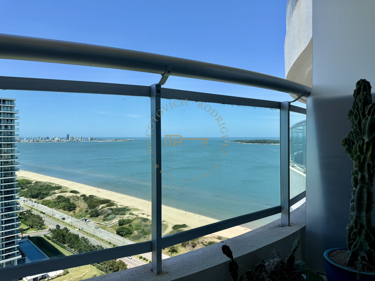 Apartamento ID.4118 - Alquiler enero 2026. Torre Aquarela dos dormitorios dos baños y dependencia de servicio.