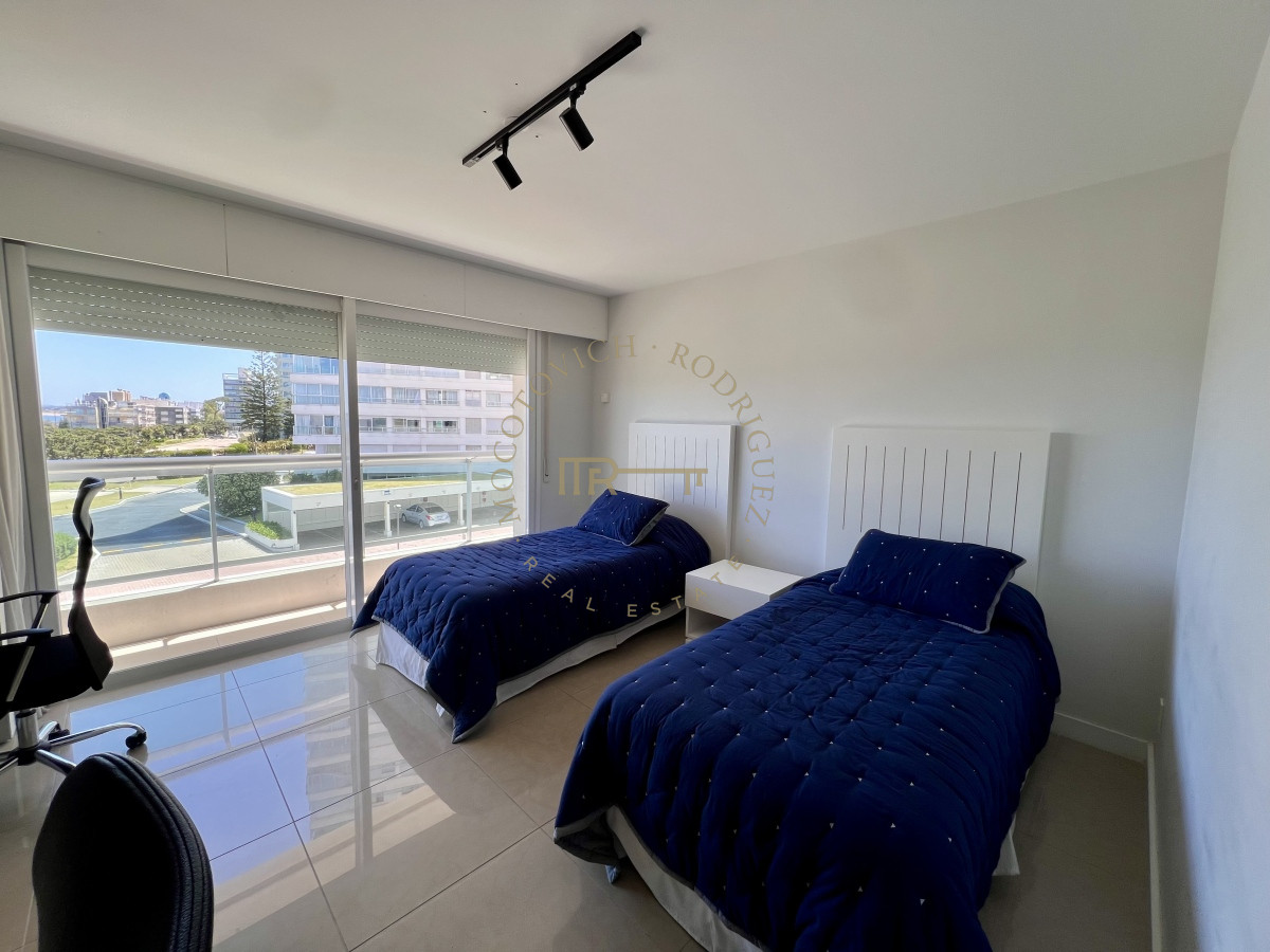 Apartamento ID.2403 - Aquarela 3 dormitorios y dep. de servicio en alquiler temporal 2026 Punta del Este.-