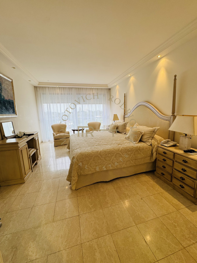 Apartamento ID.4059 - Alquiler tres dormitorios y dep de servicio. Frente al mar con vista.