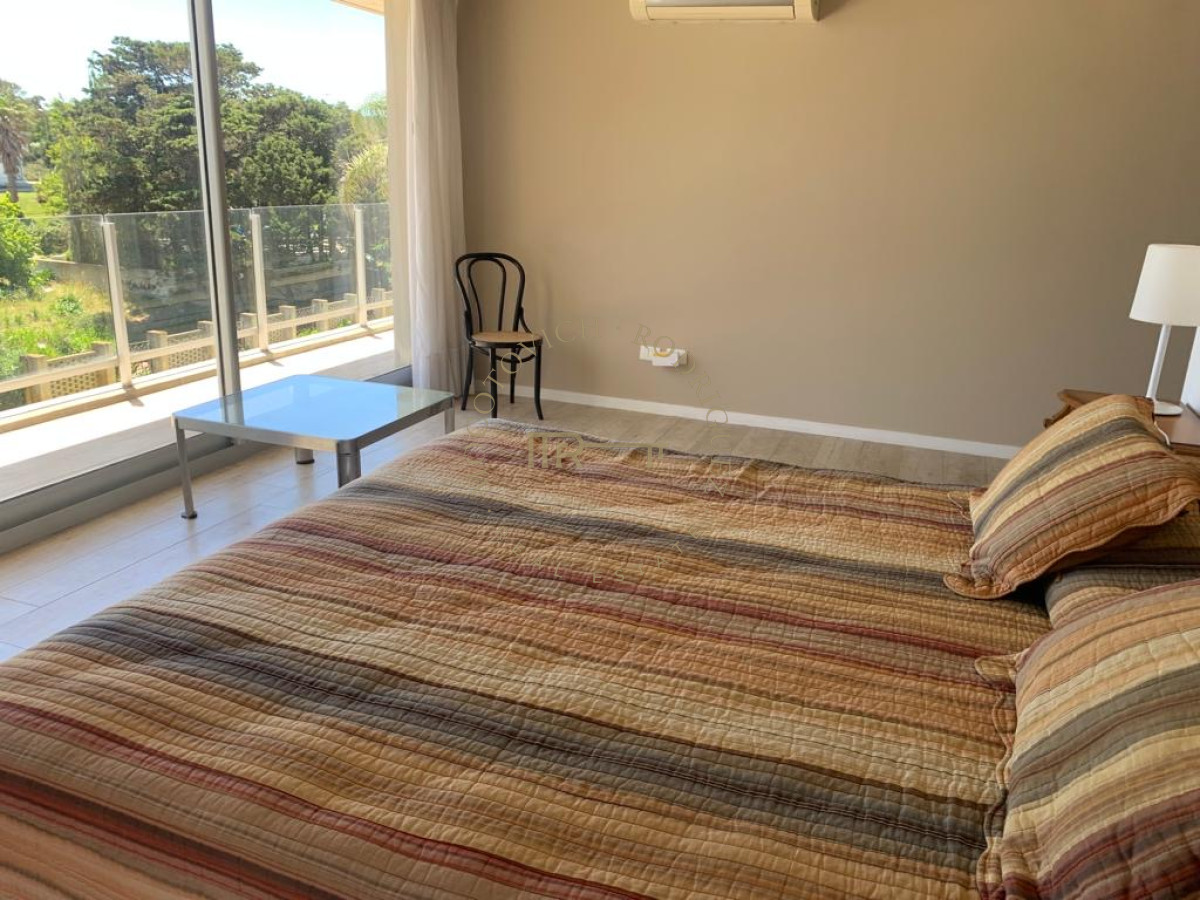 Apartamento ID.3657 - Apartamento en venta de tres dormitorios frente al mar. Playa Mansa