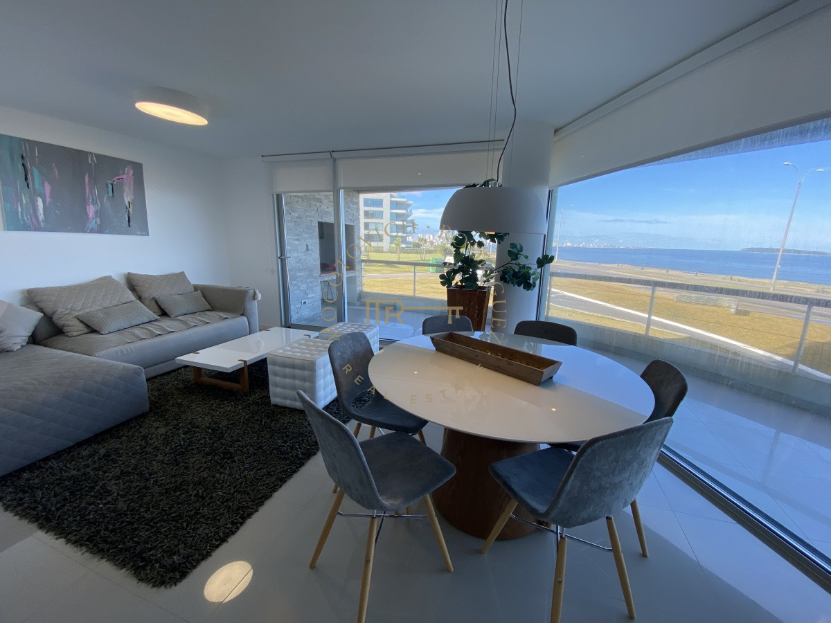 Apartamento ID.874 - Playa Mansa apartamento en venta 3 dormitorios y servicio.