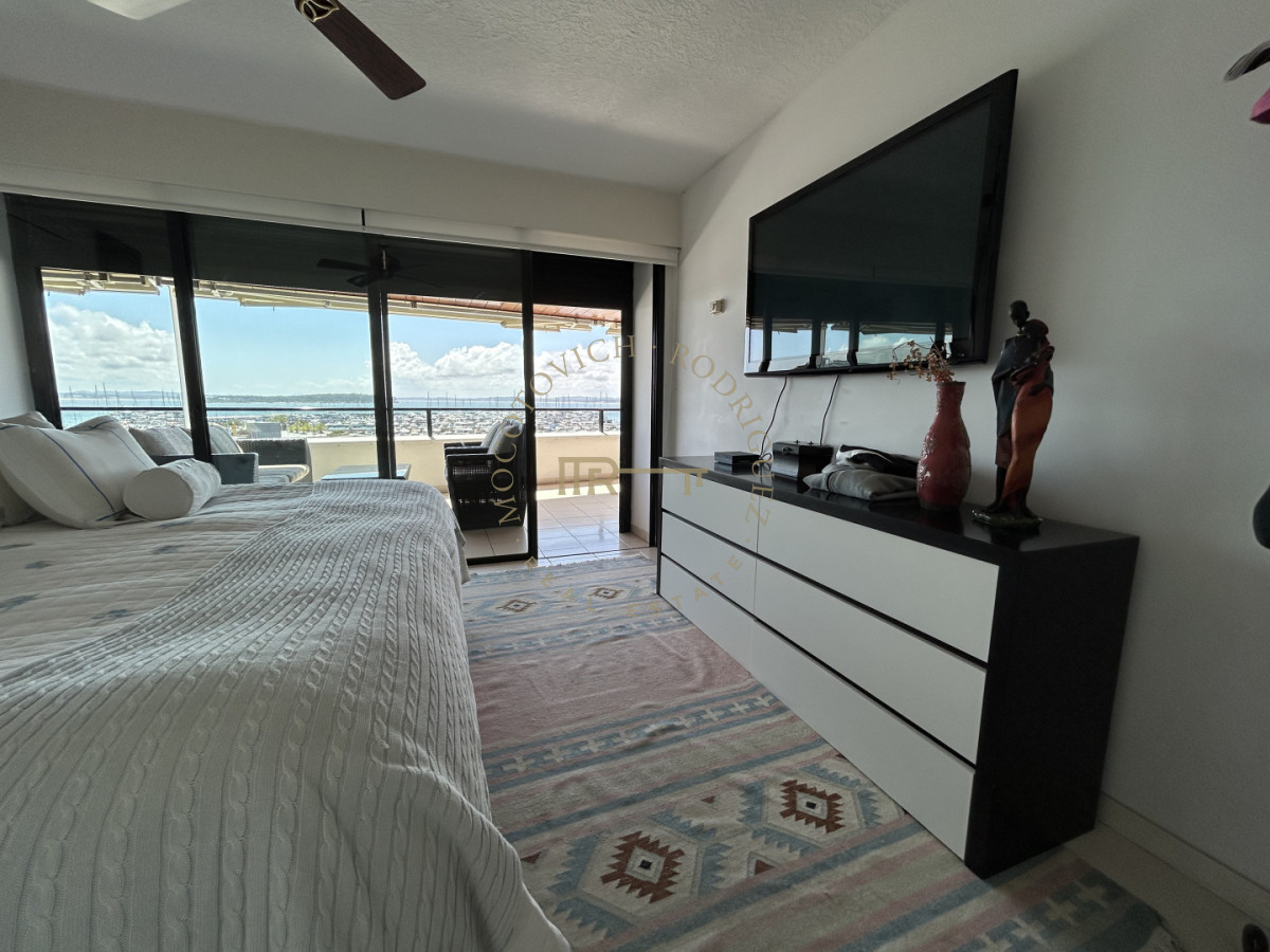 Apartamento ID.4234 - Apartamento en venta de 3 dormitorios mas dep. frente al puerto de Punta del Este.