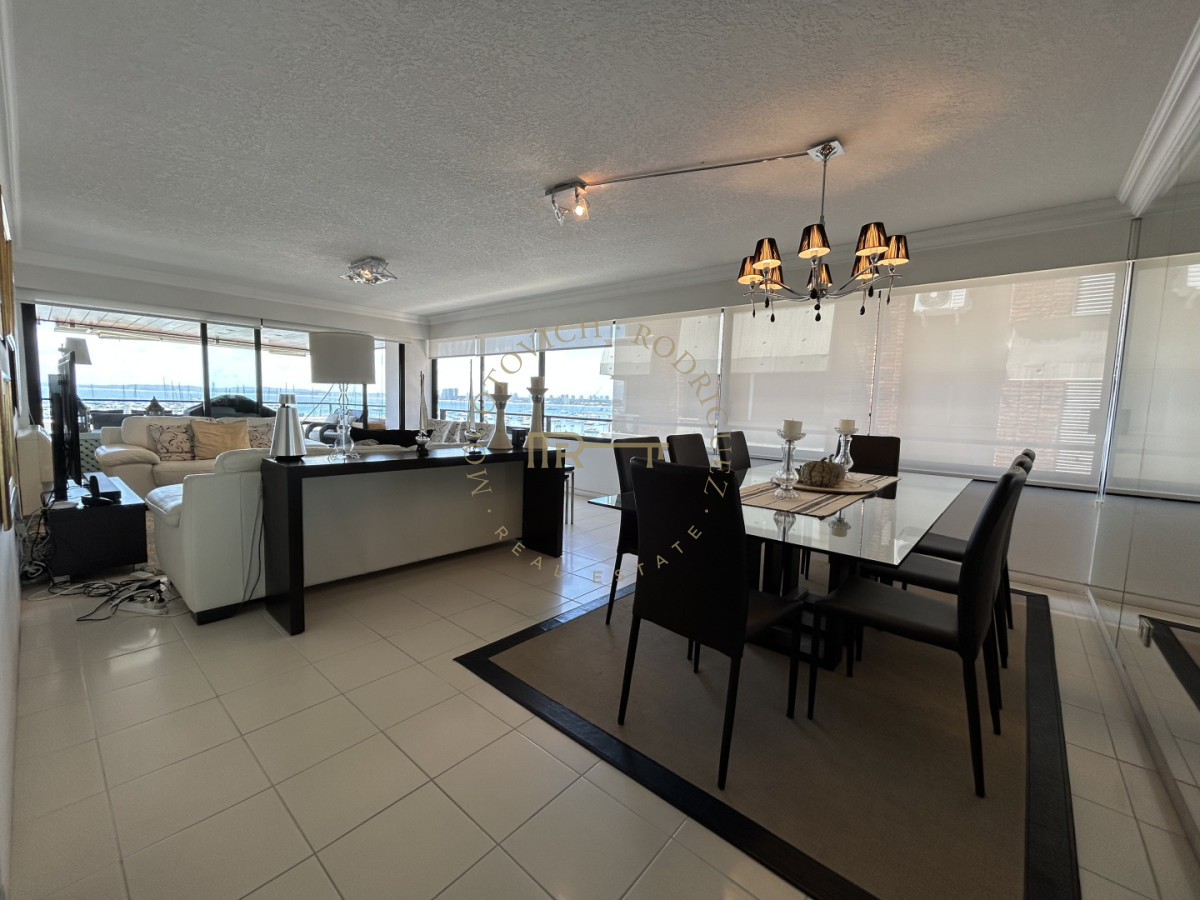 Apartamento ID.4234 - Apartamento en venta de 3 dormitorios mas dep. frente al puerto de Punta del Este.