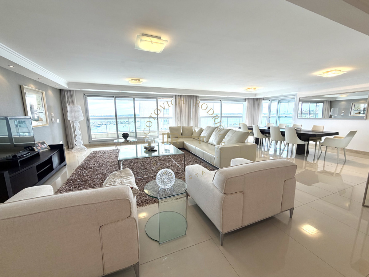 Apartamento ID.4243 - Apartamento de 4 dormitorios más dep. de servicio con vista al puerto de Punta del Este 
