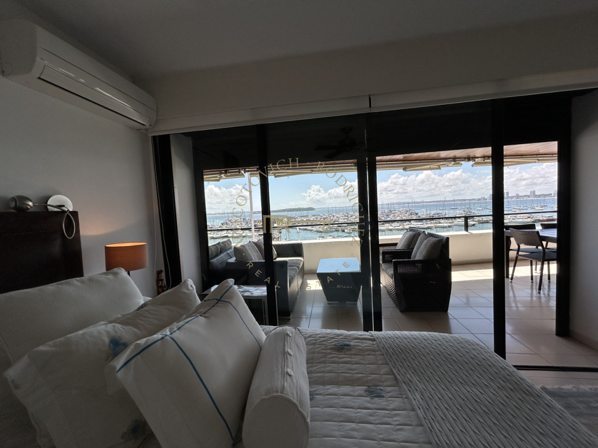 Apartamento ID.4234 - Apartamento en venta de 3 dormitorios mas dep. frente al puerto de Punta del Este.