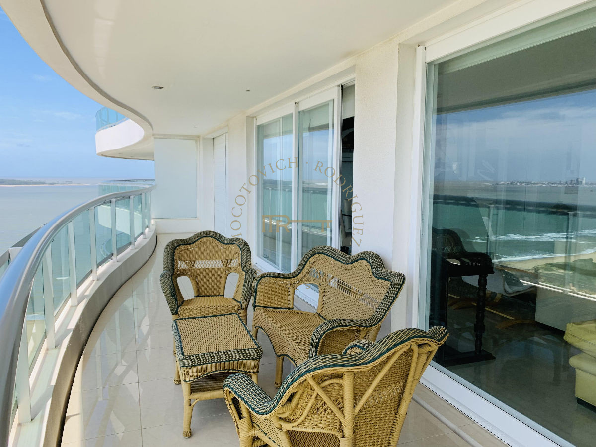 Apartamento ID.633 - Apartamento en venta 4 dormitorios y servicio. Torre Aquarela. Playa Mansa