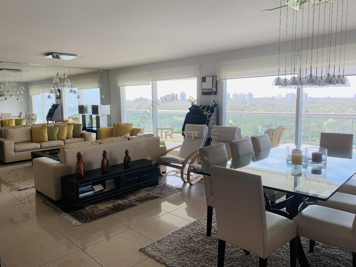 Apartamento ID.633 - Apartamento en venta 4 dormitorios y servicio. Torre Aquarela. Playa Mansa
