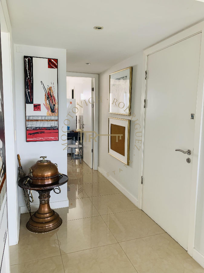 Apartamento ID.633 - Apartamento en venta 4 dormitorios y servicio. Torre Aquarela. Playa Mansa